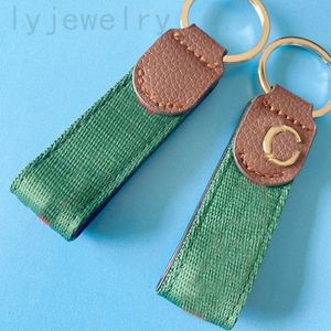 Bilnyckelringgrön webbing liten nyckelring för män kvinnor modtillbehör handväska hänge brun läder nyckelkedja berömda bokstäver pj055