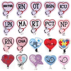 Portachiavi personalizzati ECG a forma di cuore Infermiera retrattile Porta ID RN con stetoscopio Feltro Porta badge medico Clip girevole a coccodrillo328e
