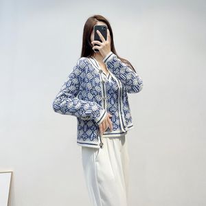 Sandro Blau-Weiß-Mix Vintage-Jacquard-Strickjacke mit Rundhalsausschnitt + Weste