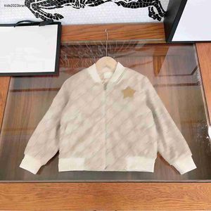デザイナーの秋のコートベビーファッションの子供ジャケットサイズ100-150 cmレターグリッドフルプリントデザイン野球ユニフォームボーイズSep15
