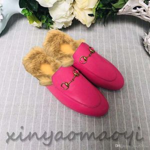 Vintermän ull tofflor klassisk designer lat platt baotou flip flops 100% läder dam glidbrev mocka bokstav kohud metall män med päls kvinnor skor stora