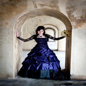 Vintage wiktoriańskie gotyckie sukienki ślubne o długim rękawie w dużych rozmiarach seksowne fioletowe i czarne marszczenia satynowe gorset bez ramiączek koronkowy bzdel