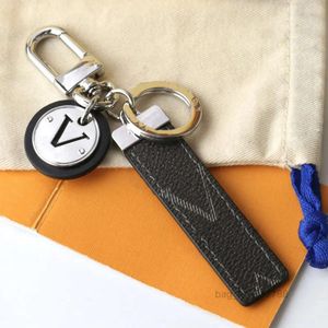 2023 Keychain letter V Brand Designer Mens Luxury Car Keyring Womens Buckle Keychains Handmade Leather Men Women Bags Pendant Accessories Top version