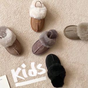 キッズオーストラリアのスリッパボーイズミニガールズシューズスライドふわふわした毛皮のような赤ちゃん幼児の子供子供クラシックサンダル冬のブーツデザイナーホーム屋内フラットブーツ
