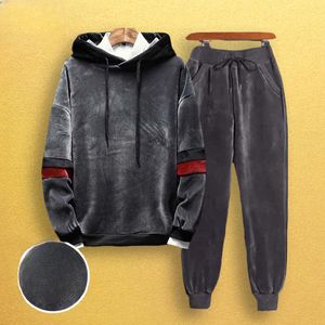 Tute da uomo Autunno Inverno Felpa in velluto oro Set Uomo Addensato Causale Allentato High Street Felpe sportive Pantaloni caldi Abbigliamento sportivo maschile 230915