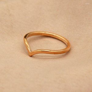 Anéis de cluster moda titânio aço fosco anel rosa cor de ouro v forma estilo simples casal inoxidável para mulheres jóias casamento