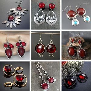 Kolczyki Dangle Vintage Red Faux Garnet Kreatywność dla kobiet w stylu etnicznym imprezę wakacyjną spersonalizowane akcesoria biżuterii Prezenty