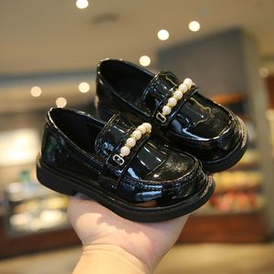 Кроссовки для девочек, кожаная обувь для школьной вечеринки, свадьбы, детские черные лоферы без шнуровки, детские туфли на плоской подошве, модный британский стиль с жемчугом и бисером 230915
