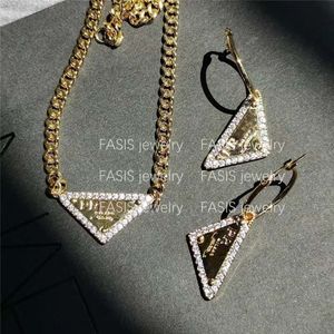 23SSP Family's New Triangle Diamond Necklace Female Hip Hop Street Fashion överdriven punk cool stil