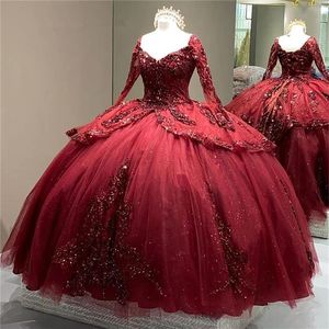 Bourgogne Sparkly Quinceanera klänningar 2022 Långärmad spets 3D -blommor sequins pärlor prinsessa party söt 15 bollklänning237v