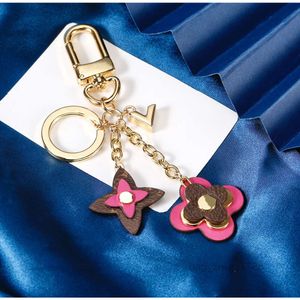 2023 Multicolor Keychain Brand Designers Key Chain Womens Fashion Bee Buckle Keychains Car Keyring Handgjorda läder Män Kvinnor Väskor Pendant Tillbehör 1