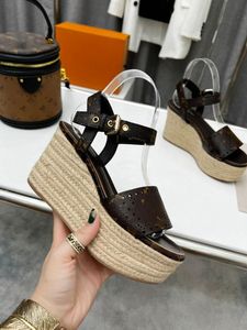 Starboard Wedge Sandal Sandal Designer Sandały Wysokie Obcina Espadrille Naturalne perforowane cielę skórzane slajdy buty zewnętrzne 0144