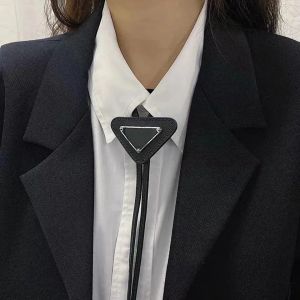 Cintura per cravatte La versione più alta P marchio designer di lusso etichetta a triangolo triangolo invertito papillon in metallo per uomo e donna di alta qualità Hanno 13 opzionali