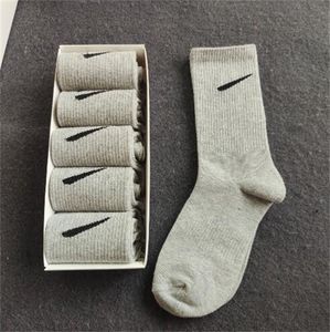 Athletic Sock Long Socks Man Marki luksusowej sportowej skarpetki zimowa litera z bawełny z pudełkiem czarno -szary koszyka