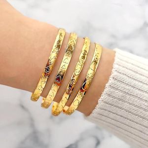 Braccialetti aperti per amanti del colore oro alla modaBracciali per donna Immagini classiche intagliate Affascinanti gioielli di lusso CZ