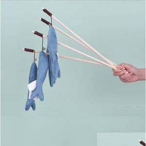 Cat Toys Plush Blue Whale Wand med Bell Kitten Fishes Teaser Sticks Chew Interactive Wood Fishing Rod Pet Plaything Present Idéer Drop D DHXAS