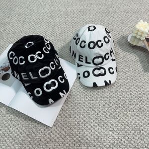 Lettera di moda Graffiti Designer Berretto da baseball Cappello da coppia Stesso casquette in tessuto di velluto sportivo per le vacanze autunnali e invernali