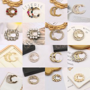 Famoso classico oro marchio di lusso desing spilla donne strass lettere grandi spille vestito pin gioielli in metallo matrimonio natale regali di san valentino accessori