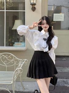 فساتين العمل كوريا أزياء حلوة النساء 2 قطعة مجموعات أنيقة طويلة الأكمام أبيض قميص صغير مطوي بدلات تنورة 2023 الكشكش بوس قطعتين