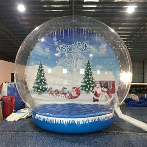 Cabina fotografica gonfiabile per globo di neve con nuovo prodotto natalizio 2023. Le persone possono entrare e scattare foto di sfondo personalizzate. Globo di neve a grandezza umana