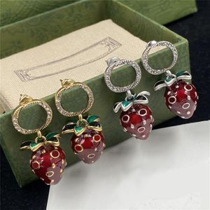 Vintage Strawberry Pendant örhängen Charm Diamond Earndrops Interlocking Letters Studs Personlighet Crystal Ear Hoops2886