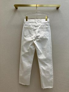 Женские брюки, маленькие прямые джинсы. Вся версия измененной формы очень прочна, чтобы казаться длинными и стройными.