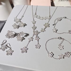 金色のメッキマイクロジルコニウムインレイ、軽くて眩しい5つの花びらの花のブレスレットまたはネックレスを持つ女性向けの花のニッチデザインセット