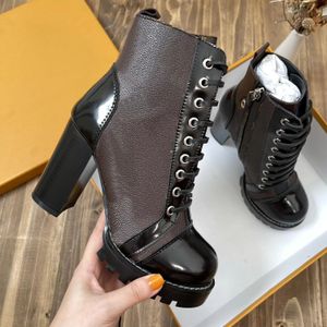 2023 مصمم نساء الأحذية الحائز على جائزة العلامة التجارية Flamingos Love Arrow Medal Martin Boot Winter Leather Heel Sheele Shoes Desert chunky Heeled Booties #03698