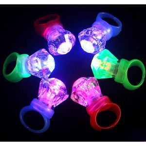 Party Favor Light Up Spittling Rings Brud Shower Favors Kids Adts Flashing Plastic Diamond Bling Led Glow Ring för födelsedag Bachelor Dhlkn