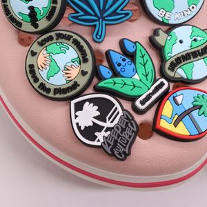 Partihandel 100st PVC Earth Day Be Kind Love Mermaid Leaf Welcome To Florida Go Green Garden Shoe Charms Children Buckle Decorations For Armband Button Clog