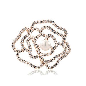 Högkvalitativ ihålig rosblomma Brosch Women Fashion Scarf Pins Luxury Diamond Crystal Shell Pearl Brosches Wedding Bride Bouquet 207J