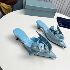 Designer Flower Decro Female Sandals Luxury Märke Pekade Toe Ladies Dress Shoes Guint läder Låga tunna klackar Slip på bilder eleganta sexiga semester casual skor man