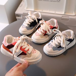 Barn för tjejpojke modefärg som blockerar barn sneakers pu läder snörning rem baby småbarn csual skor 230915