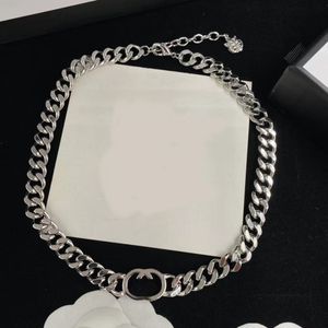 Catene di moda di design di lusso Scritte in argento Collane semplici in acciaio al titanio Gioielli regalo per feste