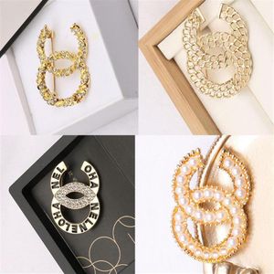 20 Style Marka Tasarımcısı C Çift Mektup Broşlar Kadın Lüks Rhinestone Crystal Pearl Brooch Suit Laple Pin Metal Moda Takı 312c