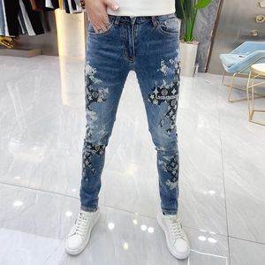 Herr jeans herrar mager jeans märke graffiti tryckt jeans mäns vår sommar personlighet tvätt elastisk smal man liten fot denim byxor 230918