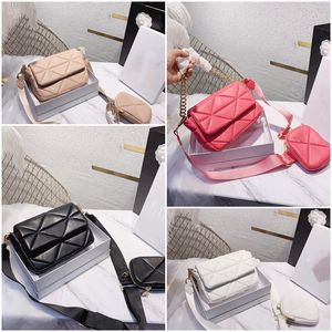Kvinnor mode axelpåsar designer kedja rem handväska läder crossbody högkvalitativ handväskor klaffväska vita svarta plånböcker