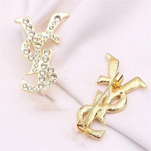 3colors Brand Designer Double Letter Brooches Korean Small Sweet Wind Brooch Pearl Couples Women Men Rhinestone Suit Pins Fashion 314s