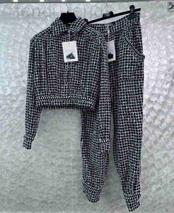 女性用トラックスーツデザイナー23秋/冬の新しい小さなフレグランス黒と白の格子縞のジャケットコートパンツファッションセットOM6J