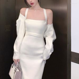 Casual Dresses Autumn Elegant Sticked Two-Piece Solid Color Women's French Retro Party Dress Sure Sweater Mid-Längd Suspender Fashion