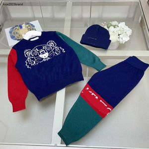 Tute moda set autunno bambino Taglia 100-160 CM 3 pezzi Pullover e pantaloni della tuta con cuciture multicolori e cappello lavorato a maglia Sep15