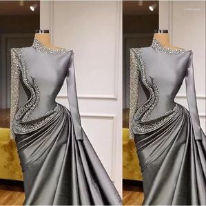 Party Dresses Grey Evening High Neck Satin paljetter Långa ärmar Applices Pärled Elegant Fold Formal Prom Custom Made Made