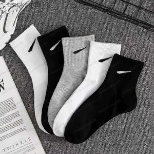 Herrstrumpor Nya mode Solid Sport Men Socks Classic Hook Black White Grey Basketball Sweat Absorberande andningsbara korta båtstrumpor Lyxiga sport strumpebox L230919