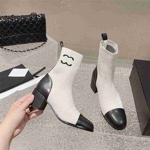 Toppdesign Vinterstövlar 2023 Channel Fashion Women Vintage Dekorativ läder Bomullsduk Warm Håller Hög klack Tjock Sole Snow Flat Socks Shoes 05-021