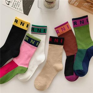 Kvinnors strumpor 2023 Mar Letter Colorblocking Sock Colorful Alfabet Casual Candy Color Hipster Skateboard Cotton