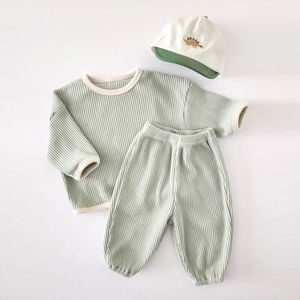 Set di abbigliamento corean primavera autunno per bambini abiti da ragazzo set di waffle cotone camicie di marca patched outfit per bambini solido 230919