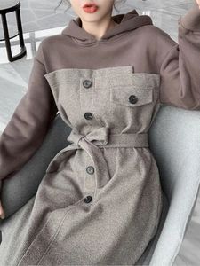 Grundlegende Freizeitkleider Hstar Nähte Kleidung Frühling Herbst Kapuzenpullover Kleid Mode Temperament Samt Dicke mittlere Länge Frauen Kleid 230918