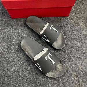 Modedesigner skor kvinnors män casual skor par inomhus fritid populära sandaler glider besatta tofflor metall spänne prägling inomhus platt flip flops