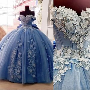 Великолепные пыльно-синие платья Quinceanera с открытыми плечами и 3D-цветочной аппликацией длиной до пола, с тюлевым бантом на заказ Sweet 16, пышное бальное платье для вечеринки, платья