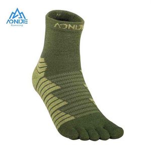 1 pairs AONIJIE 1 Pair Five Toes Sports Socks Middle Tube Warm Thickened Sock Breathable For Camping Hiking Running Marathon E48192655